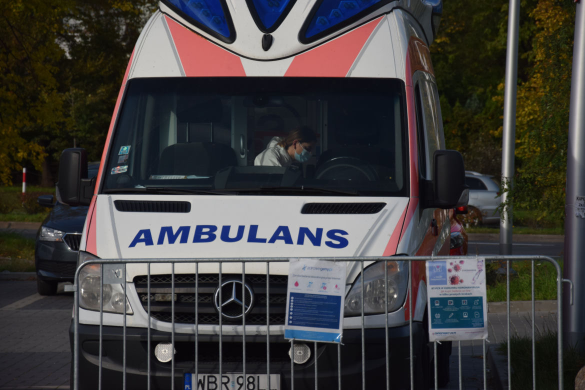 Kolejki na test na COVID-19. Dramat pacjentów 