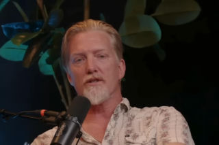Josh Homme z Queens of the Stone Age wystąpi w... popularnym telewizyjnym show! Muzyk zasiądzie na kanapie przed telewizorem 