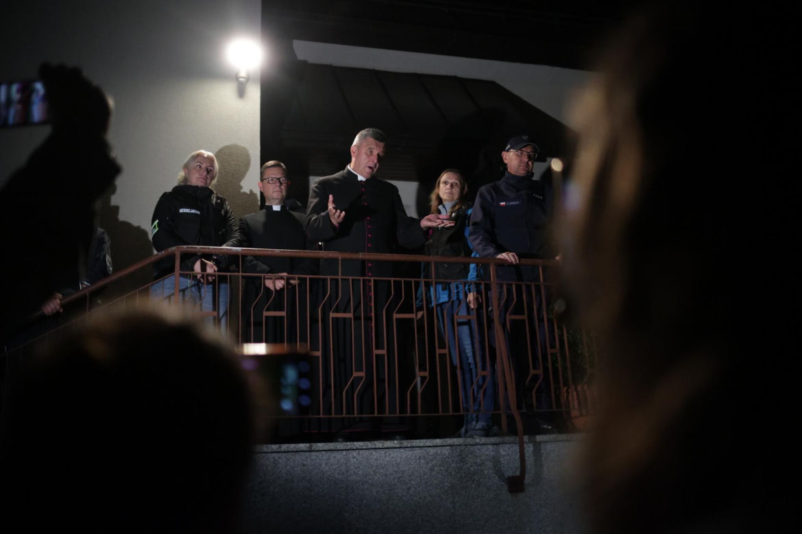 Biskup ewakuowany przez policję. Wierni krzyczeli: "Ty tchórzu!". Nocna awantura w parafii
