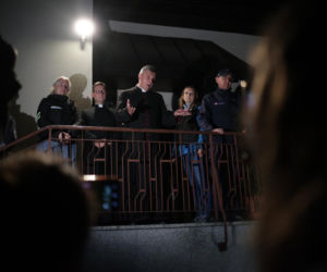 Biskup ewakuowany przez policję. Wierni krzyczeli: Ty tchórzu!. Nocna awantura w parafii