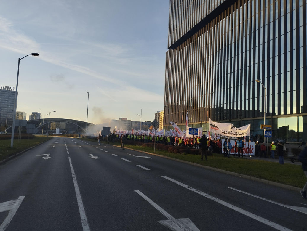 Protest w Katowicach. Tysiące związkowców na ulicach. Padły mocne słowa o „zbrodniczej ideologii”