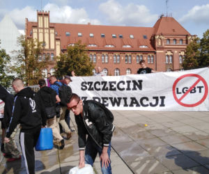 Przeciwnicy Marszu Równości zmyli napisy i tęczową flagę na pl. Solidarności! [ZDJĘCIA]