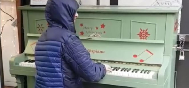 Pitbull, Snoop Dogg i Faithless - cover na pianinie lepszy niż oryginał 