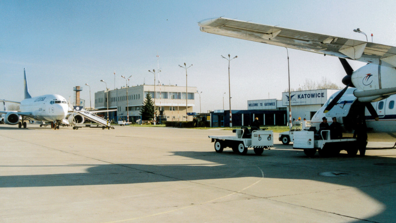 Tak się kiedyś latało! Katowice Airport 20 lat temu. Te zdjęcia to prawdziwa podróż w czasie