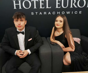 Tak bawili się maturzyści na studniówce skarżyskiego Erbla. Kreacje jak z czerwonego dywanu