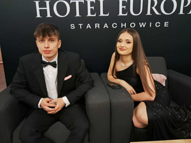 Tak bawili się maturzyści na studniówce skarżyskiego "Erbla". Kreacje jak z czerwonego dywanu