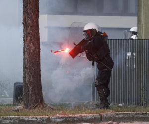 PILNE! Zamieszki w Lubinie! Tłum zaatakował komendę policji! 