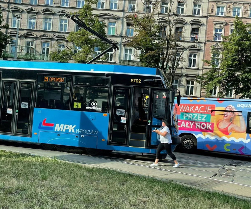 Motornicza MPK Wrocław zatrzymała tramwaj i uratowała rannego ptaszka [ZDJĘCIA]