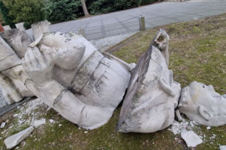 Wjechał koparką na koszaliński cmentarz i obalił rosyjski pomnik. Zrobił to ze złości