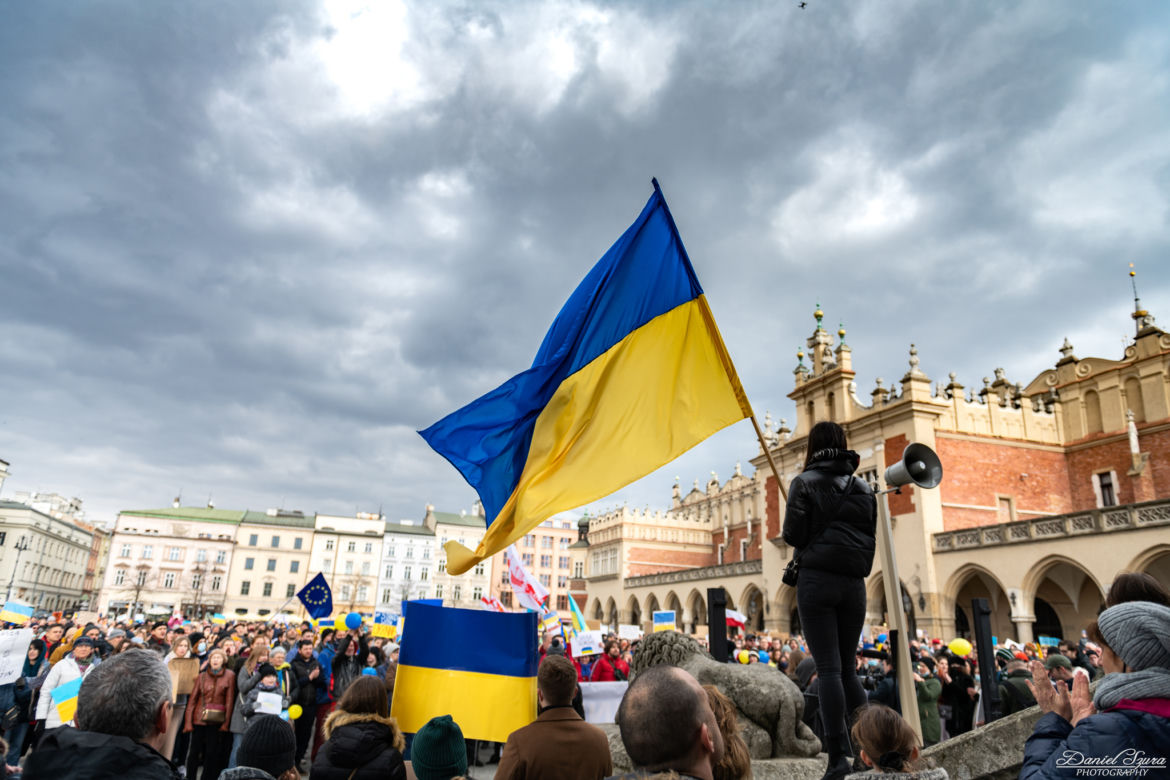 Kraków solidarny z Ukrainą! Wielka manifestacja na Rynku Głównym [ZDJĘCIA]