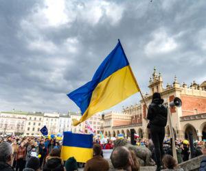 Kraków solidarny z Ukrainą! Wielka manifestacja na Rynku Głównym [ZDJĘCIA]