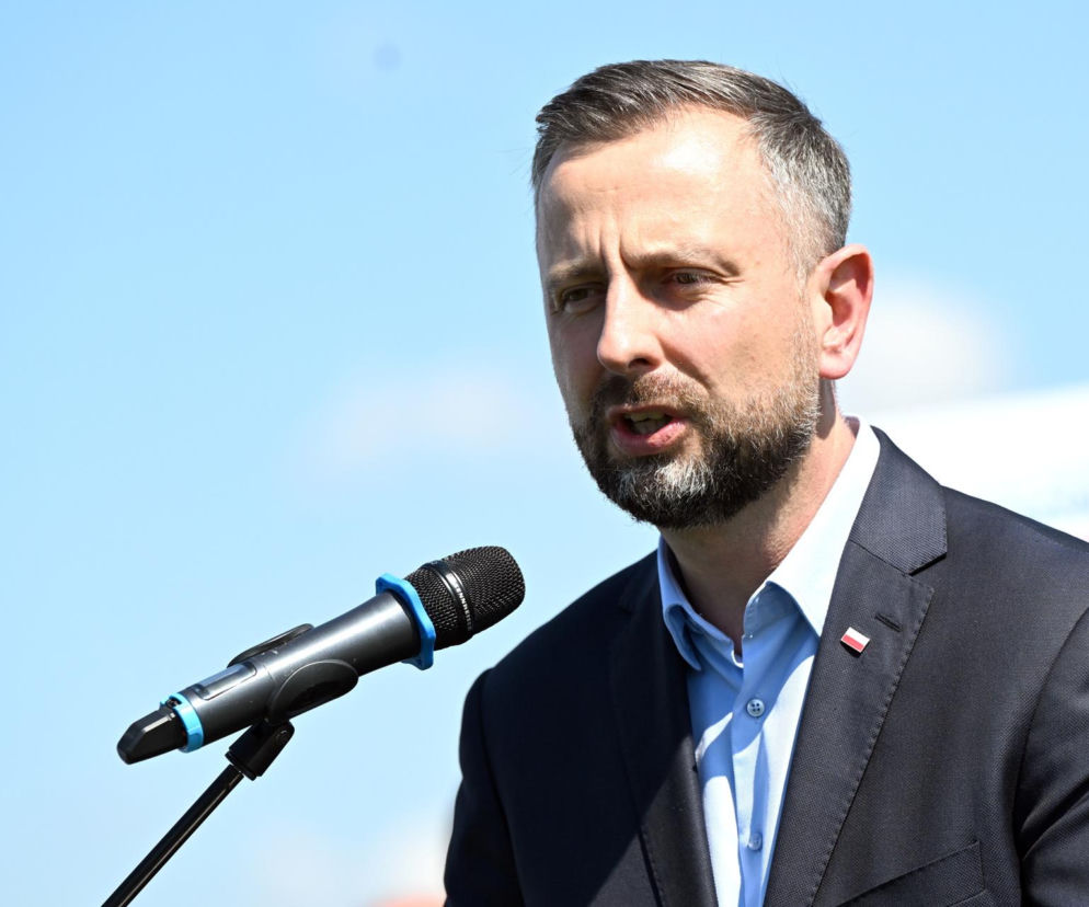 Wicepremier Władysław Kosiniak-Kamysz przemawia do mikrofonu. O sporze wokół jego rozmowy z Trumpem czytaj na SE Polityka.