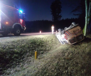 Wypadek na trasie Orzysz - Ełk. Karetka dachowała w rowie