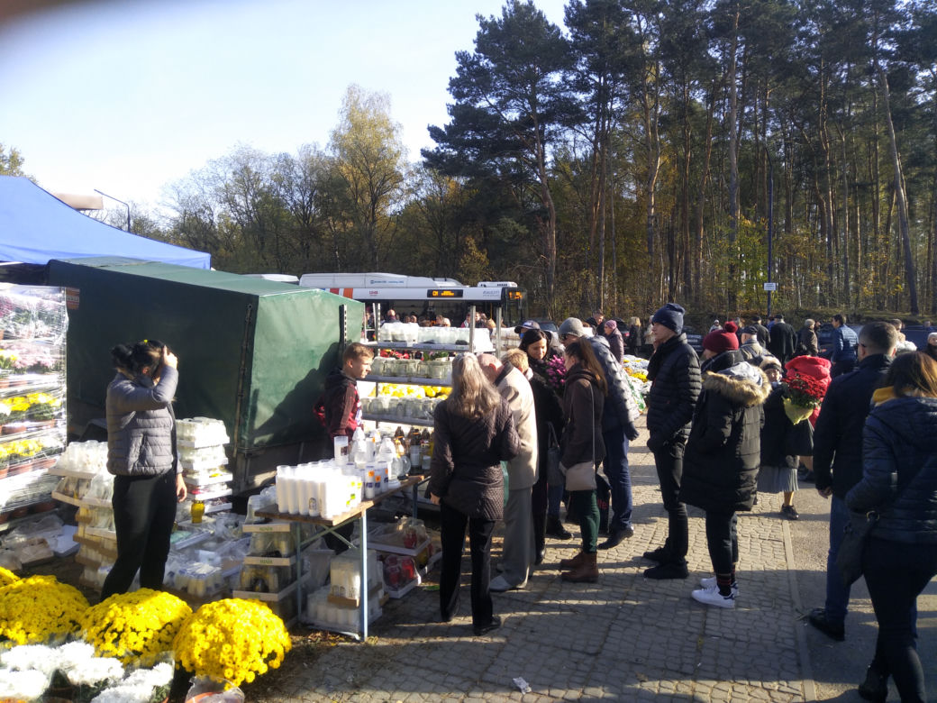 Wszystkich Świętych 2019. Radomianie tłumnie odwiedzili cmentarze [ZDJĘCIA]