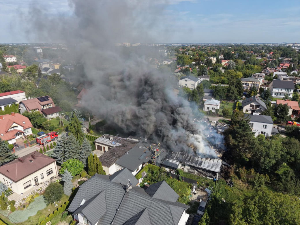 Groźny pożar pod Warszawą. Z ogniem walczą dziesiątki strażaków