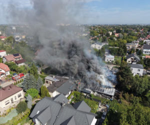 Groźny pożar pod Warszawą. Z ogniem walczą dziesiątki strażaków