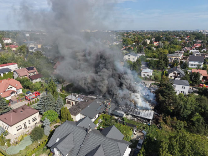 Groźny pożar pod Warszawą. Z ogniem walczą dziesiątki strażaków