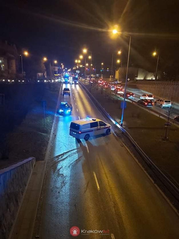 Osobówka dachowała pod rondem Grunwaldzkim w Krakowie. Są poszkodowani