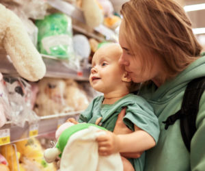 Kupujesz kolejne zabawki? Badania są bezlitosne: dzieciom to nie pomaga