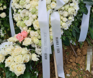 Zaborów. Grób 17-letniej Izabelli, która zginęła, potrącona przez pociąg tonie w kwiatach  [ZDJĘCIA]
