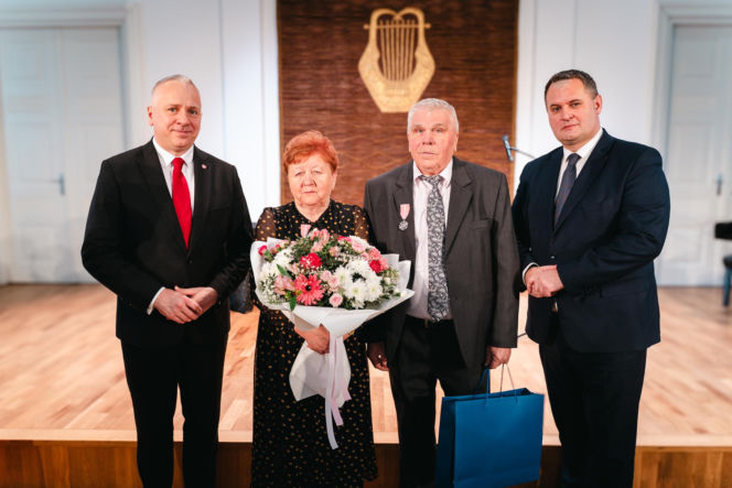 Złoty Gody par małżeńskich w Siedlcach - wręczenie pamiątkowych medali