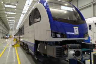 Siedlce: Stadler nie zwalnia pracowników. Mimo pandemii, w fabryce pociągów praca wre