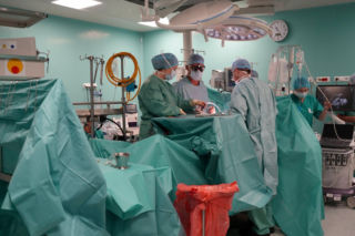Dwa zabiegi w trakcie jednej operacji. Nowatorska operacja kardiochrurgiczna w szpitalu na Józefowie 