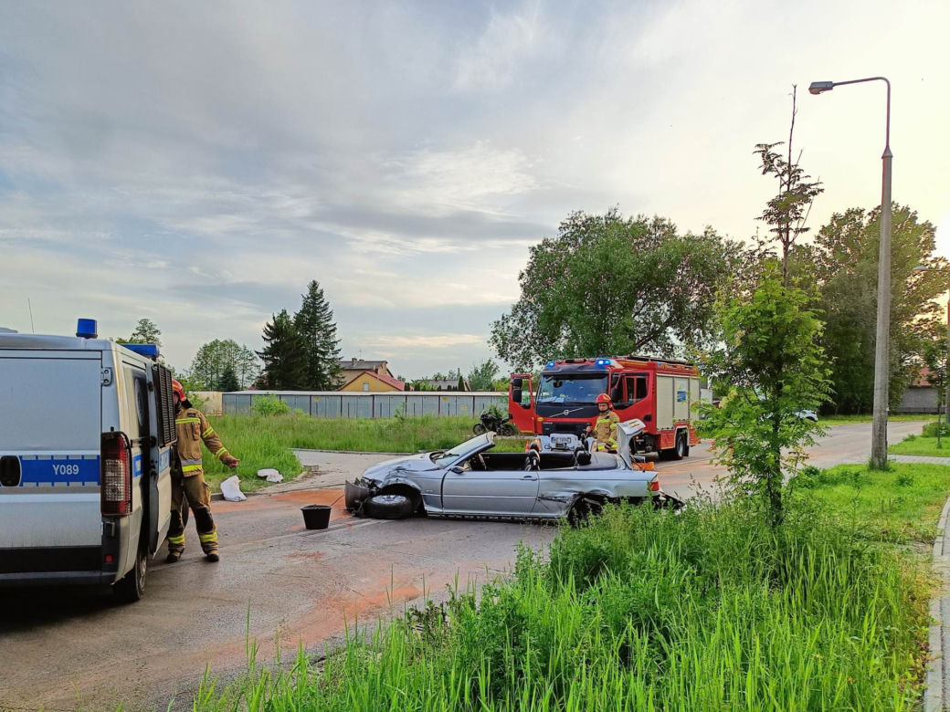 Kompletnie pijany policjant rozbił dwie osobówki. Jego sportowy kabriolet gruchnął w BMW i złamał betonowy słup