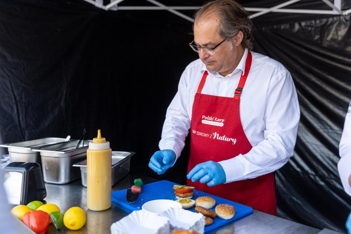 Marek Gróbarczyk serwuje burgery prosto z foodtracka 