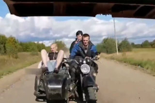 Było trzech, został jeden. Holowanie motocykla poszło źle - WIDEO