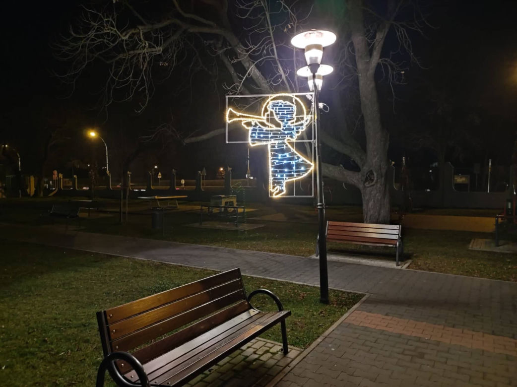 Tarnów. Świąteczna iluminacja już rozbłysła. Tak wygląda choinka na pl. Kazimierza