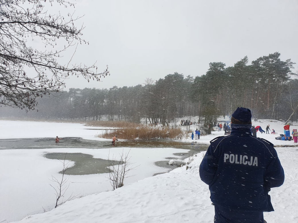 Morsom nad Jeziorem Jezuickim przyglądała się policja