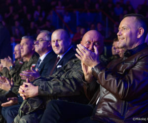 Karol Nawrocki w skórze na gali boksu