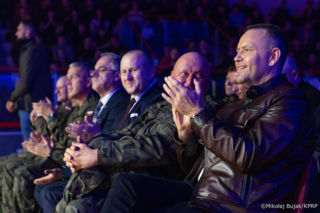 Karol Nawrocki w skórze na gali boksu