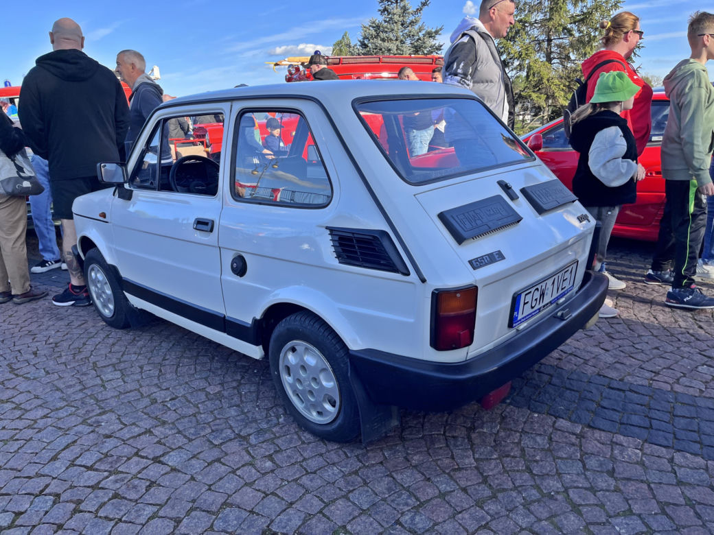 Zlot miłośników klasycznych samochodów w Gorzowie