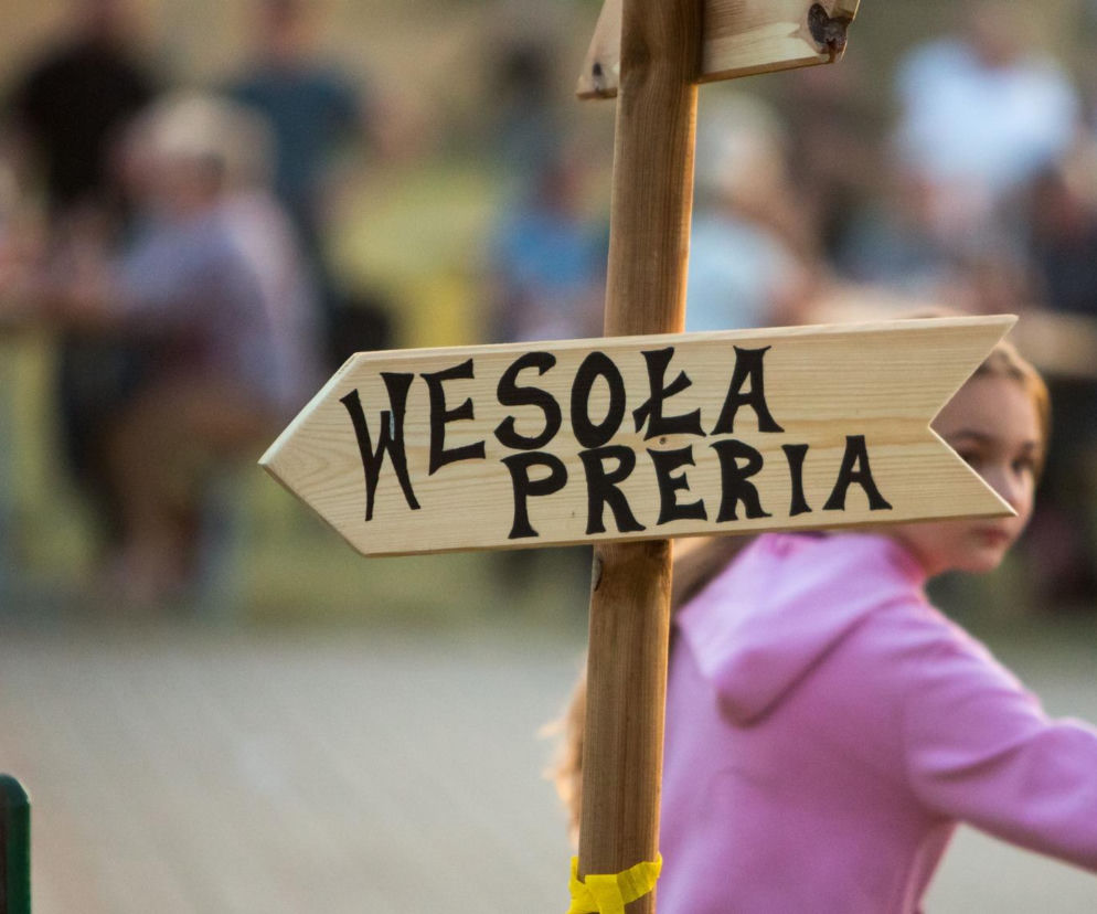 Drewniany drogowskaz z napisem Wesoła Preria na festiwalu w Węgorzy. O wydarzeniu przeczytasz na Eska Szczecin.