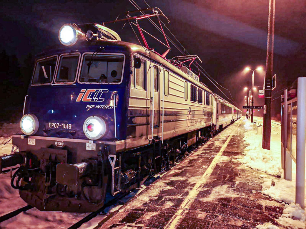 Lód na torach, pociągi utknęły na trasie. Potężne opóźnienia
