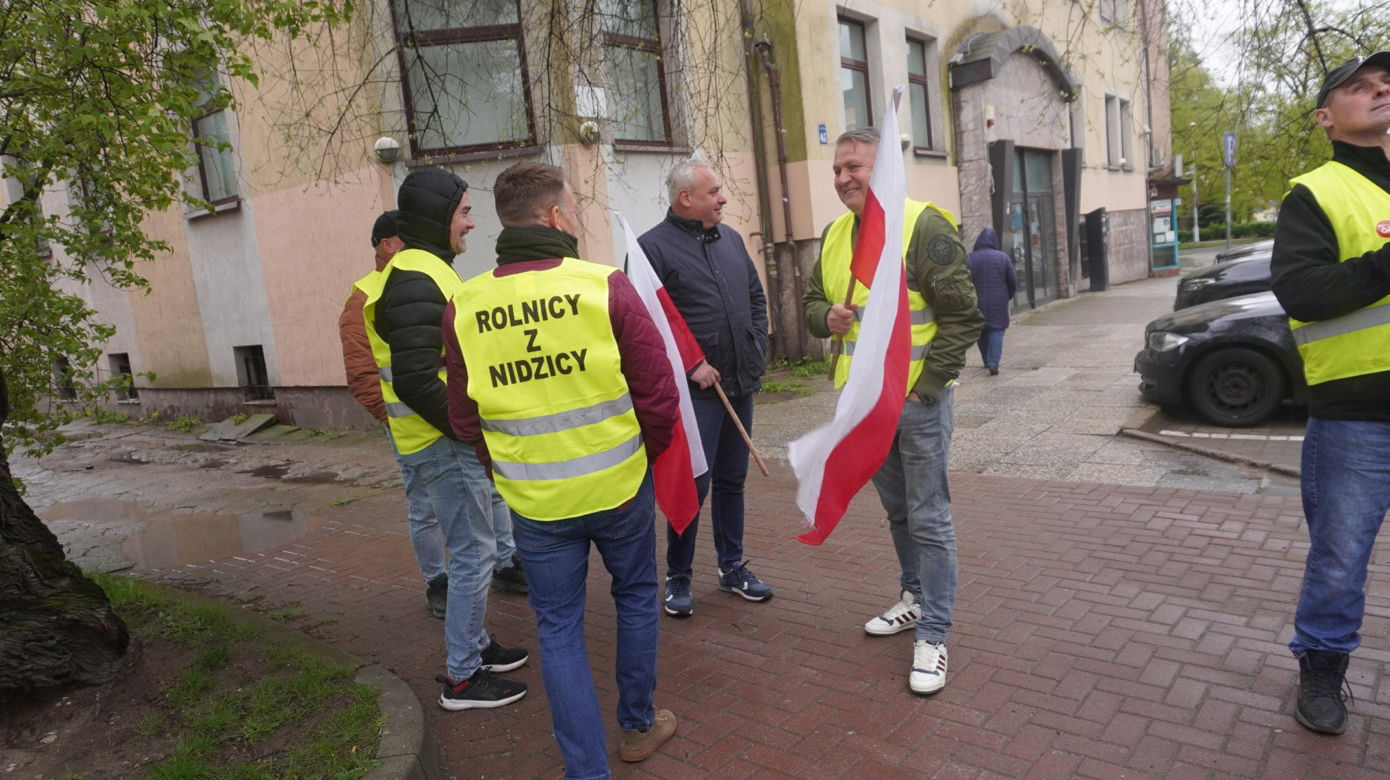Rolnicy z Warmii i Mazur pod biurem posła Lewicy