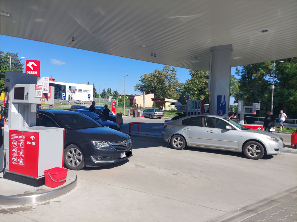 BLOKUJEMY ORLEN. W Starachowicach więcej Policji niż blokujących