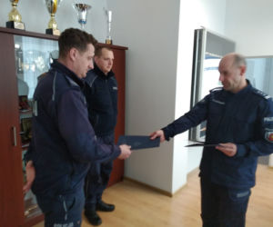 Niosła 4 siatki z zakupami. Podwieźli ją policjanci z Grudziądza