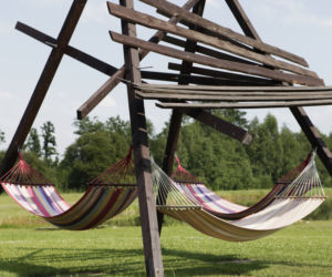 Huśtawka ogrodowa: 10 ciekawych propozycji huśtawek na taras i do ogrodu!