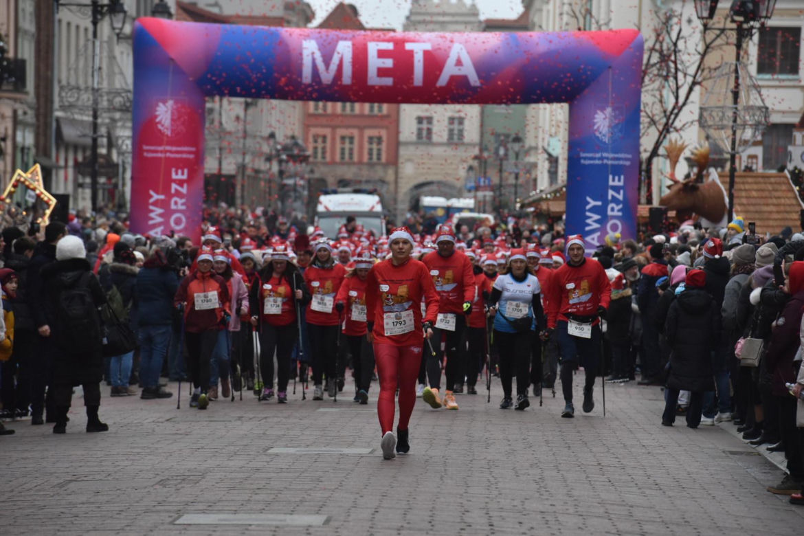 23. Festiwal Biegów Świętych Mikołajów w Toruniu. Zdjęcia ze starówki