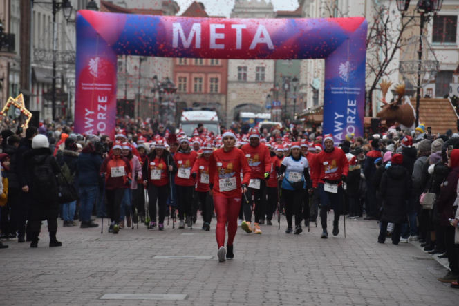 23. Festiwal Biegów Świętych Mikołajów w Toruniu. Zdjęcia ze starówki