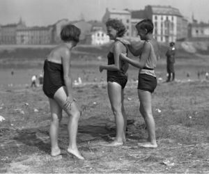 Plażowicze podczas wypoczynku. 1929 Kraków