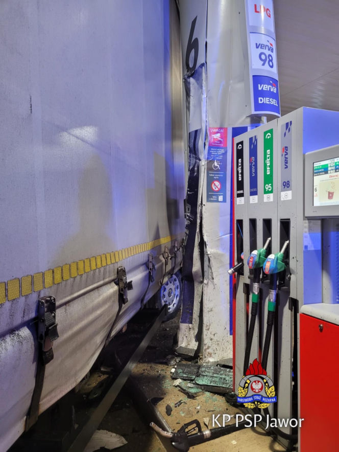 Silna gołoledź paraliżuje Dolny Śląsk! Autobus w rowie, ciężarówka uderzyła w słup