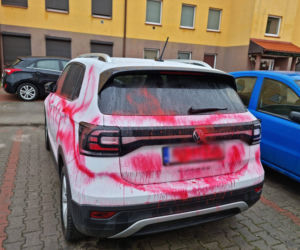 Wandal zniszczył auto pani Magdy! W Wągrowcu huczy od plotek