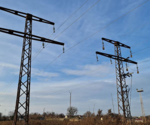 Kętrzyn. 18-latek przeciął siekierą kable energetyczne i zginął