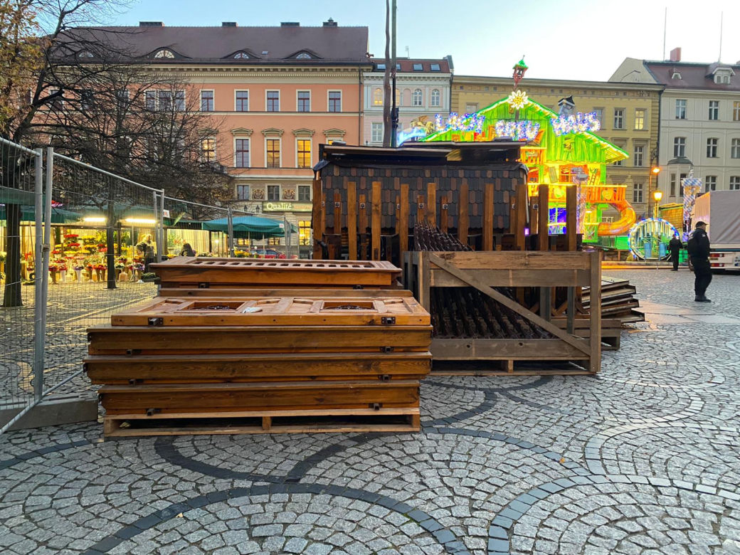 Choinka we Wrocławiu prawie gotowa. Zdania mieszkańców znowu podzielone [ZDJĘCIA]