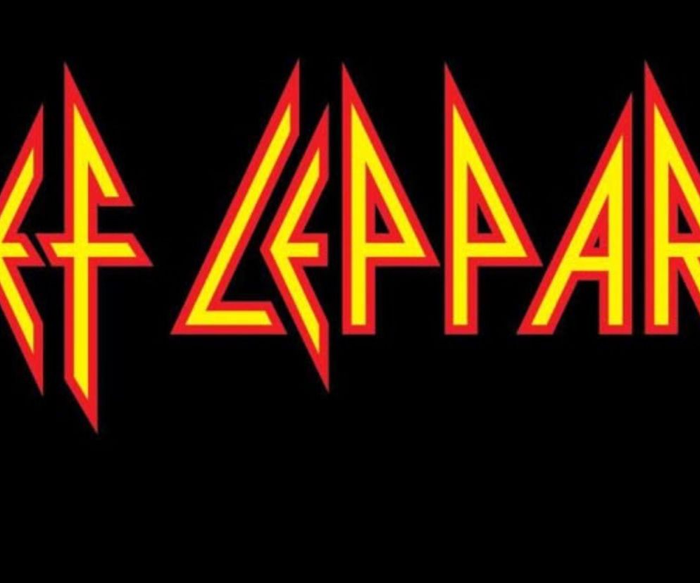 Logo zespołu rockowego Def Leppard na czarnym tle. O historii grupy i ich debiucie przeczytasz na EskaRock.