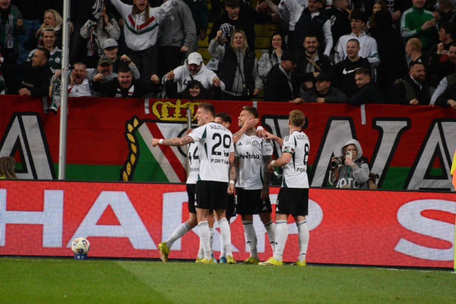 Legia - Zagłębie: Żona, brat i dzieci Jacka Magiery dziękują kibicom